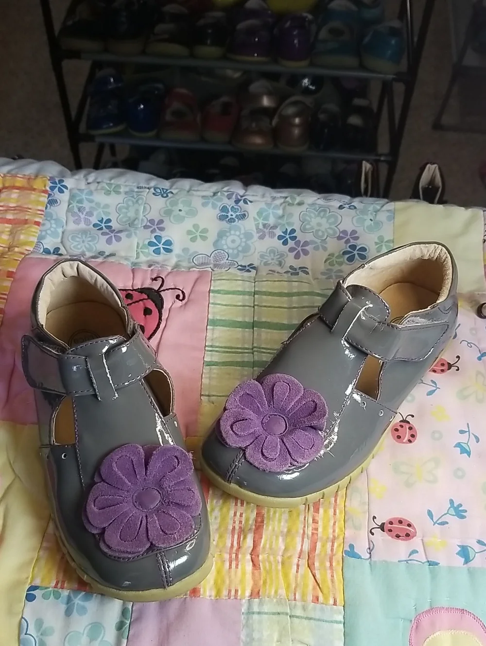 Livie & Luca Grey Patent Leather T-Strap Sandals w/Purple Suede Flowers Size 1 Y